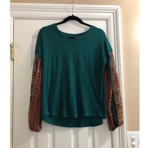 Solid top with patterned sleeves💚jade💚:)
